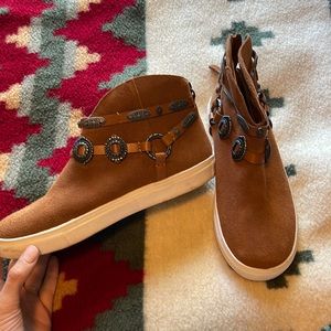 Sneaker type concho shoes